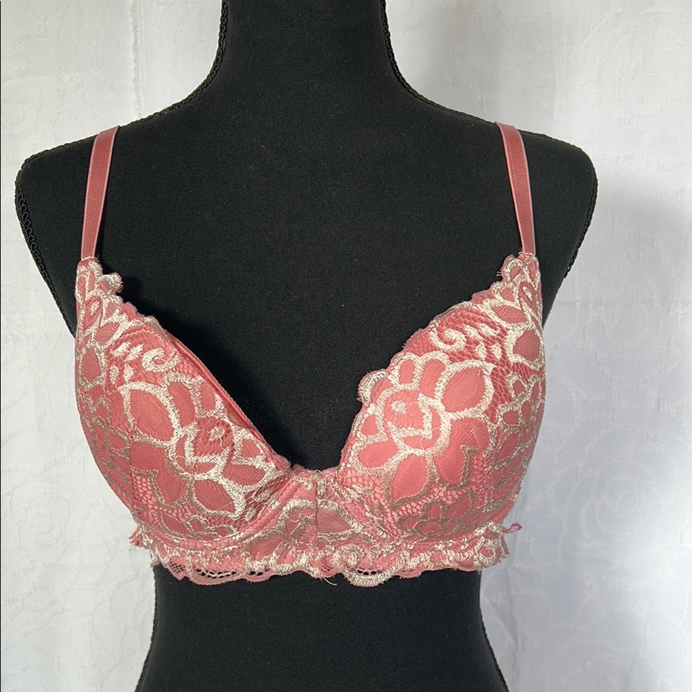 TRUE by RUE 21 pink lace pad push up bra. Underwire adjustable straps Size 36 C